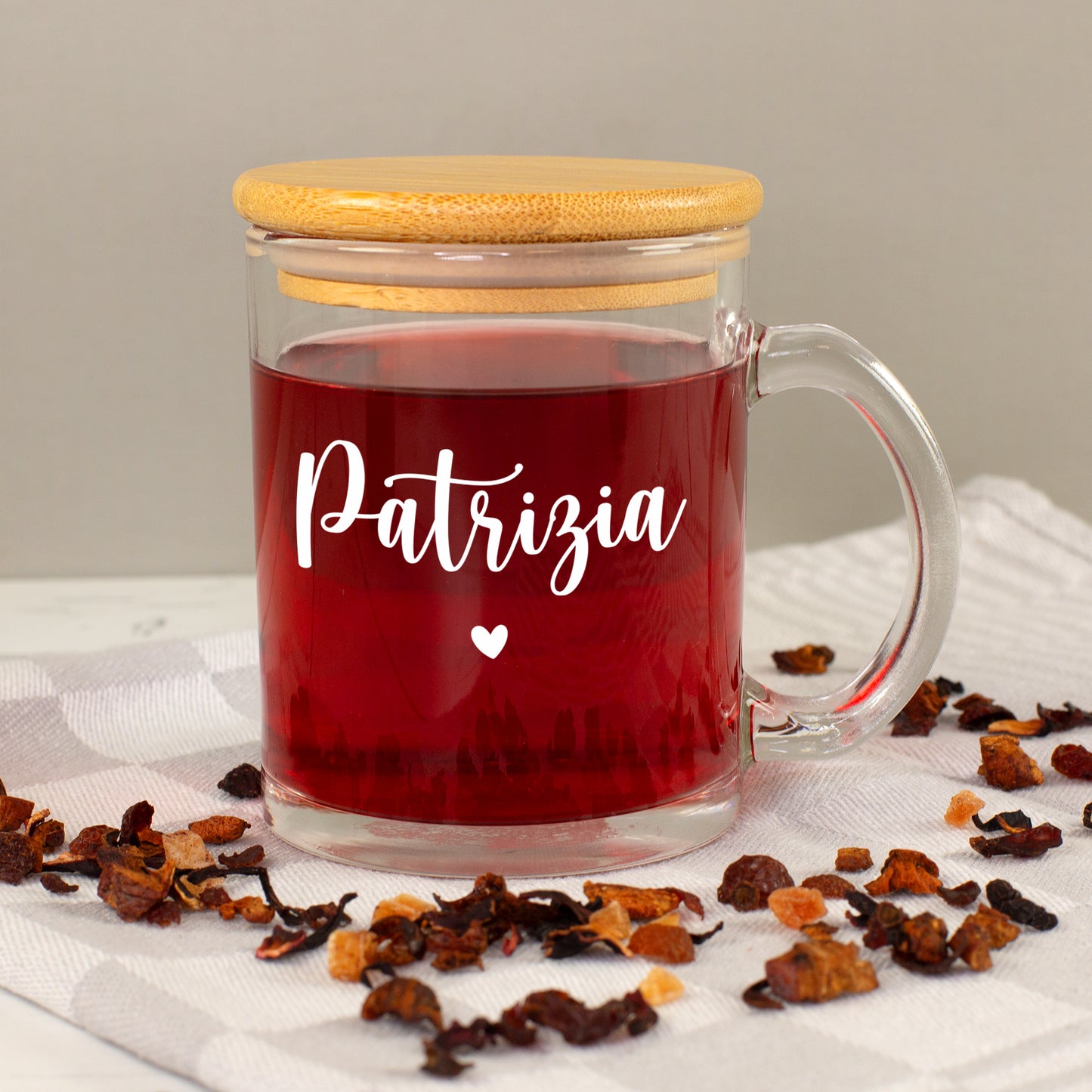 Personalisiertes Teeglas mit Namen Patrizia, gefüllt mit rotem Tee