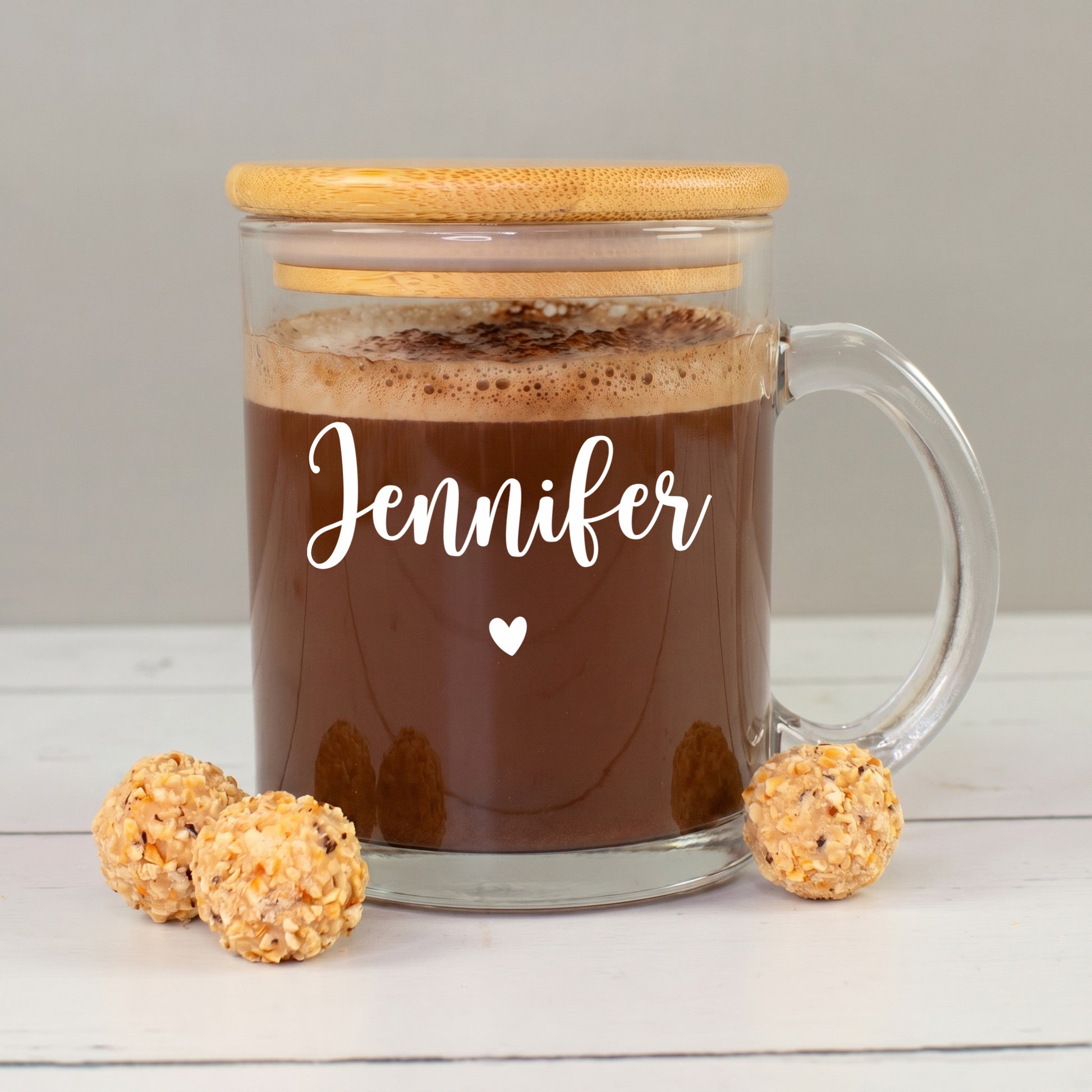 Personalisiertes Teeglas mit Bambusdeckel und Namen Jennifer, gefüllt mit heißer Schokolade