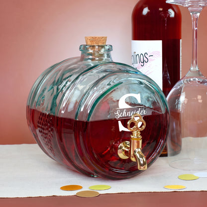 Personalisiertes Weinfass aus recyceltem Glas mit Initiale und Name, gefüllt mit Rotwein, goldfarbenem Hahn und Korken