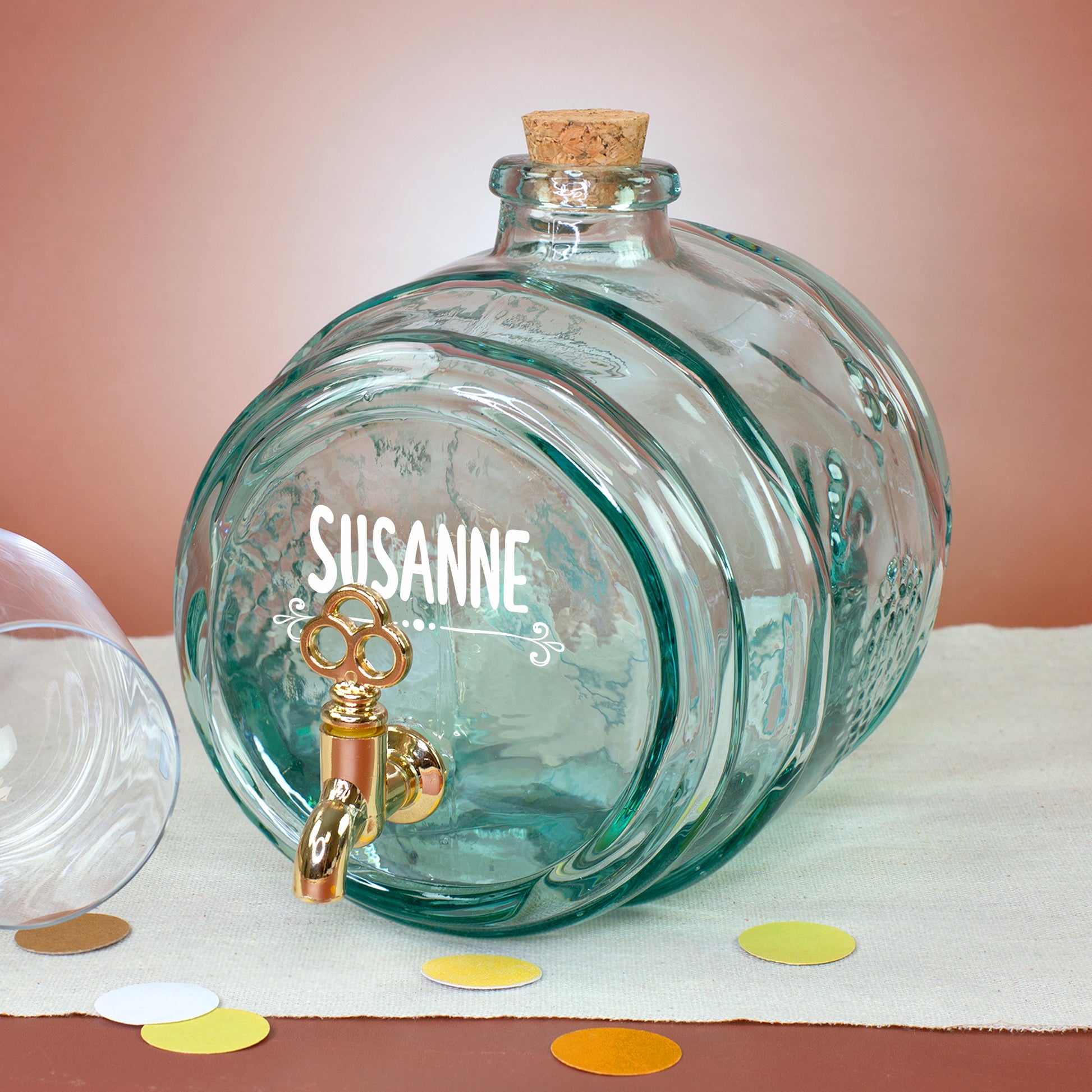 Handgefertigtes Glasfass aus recyceltem Glas mit Name Susanne als personalisierter Getränkespender