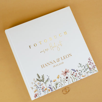 Personalisiertes Hochzeitsalbum mit Wildblumen und Goldprägung auf dem Cover