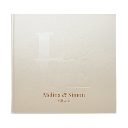 Cremeweißes Gästebuch Hochzeit mit LOVE-Prägung und Herzsymbol, personalisiert
