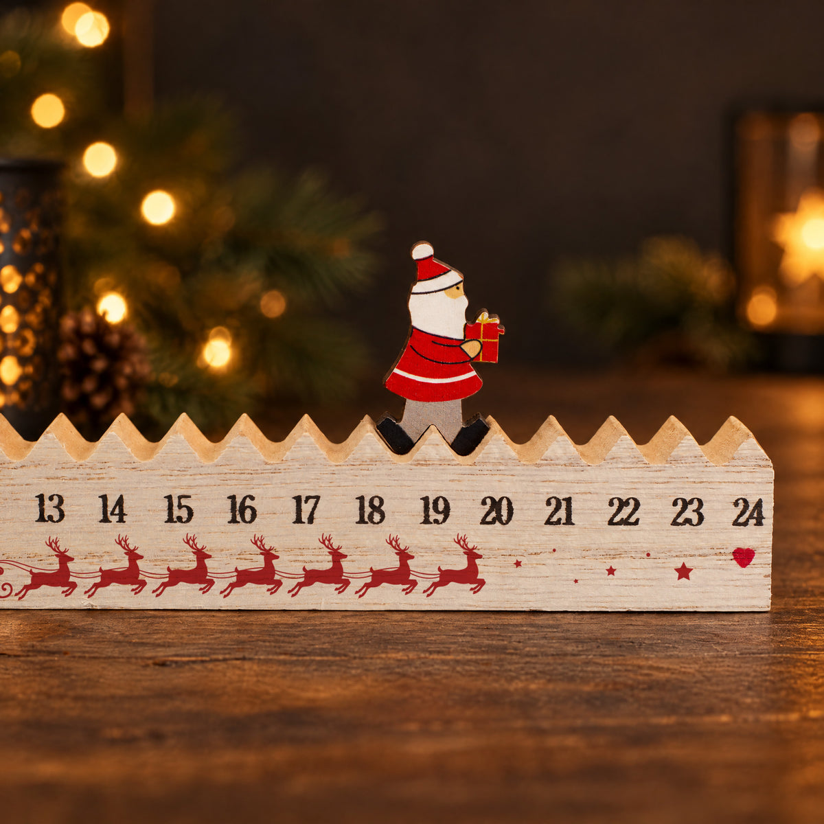 Detailansicht des Walking-Santa-Adventskalenders mit Weihnachtsmann auf den Tag 19 von 24 Tagen
