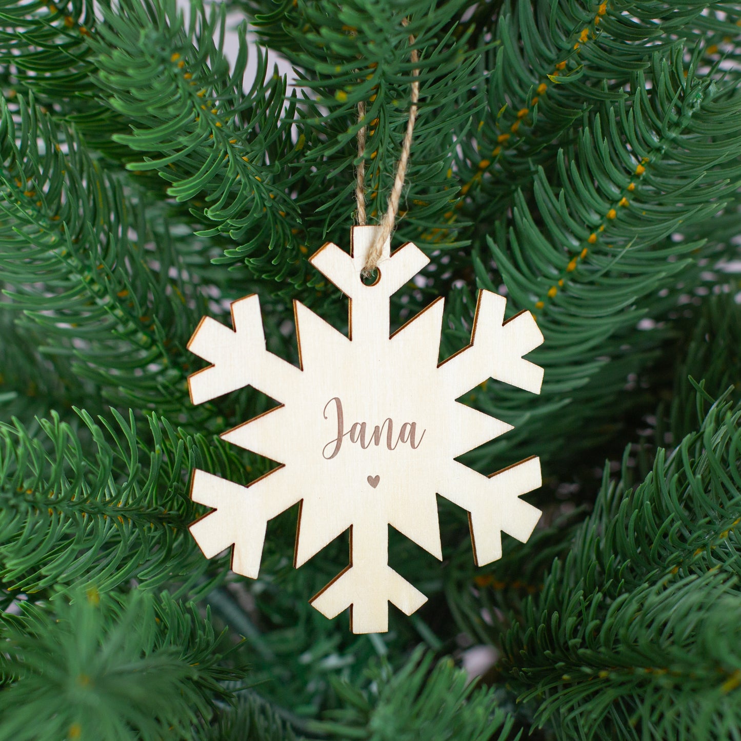 Personalisierte Holzanhänger mit Name & Herzmotiv – 4 Formen | Weihnachtsanhänger & Weihnachtsdeko