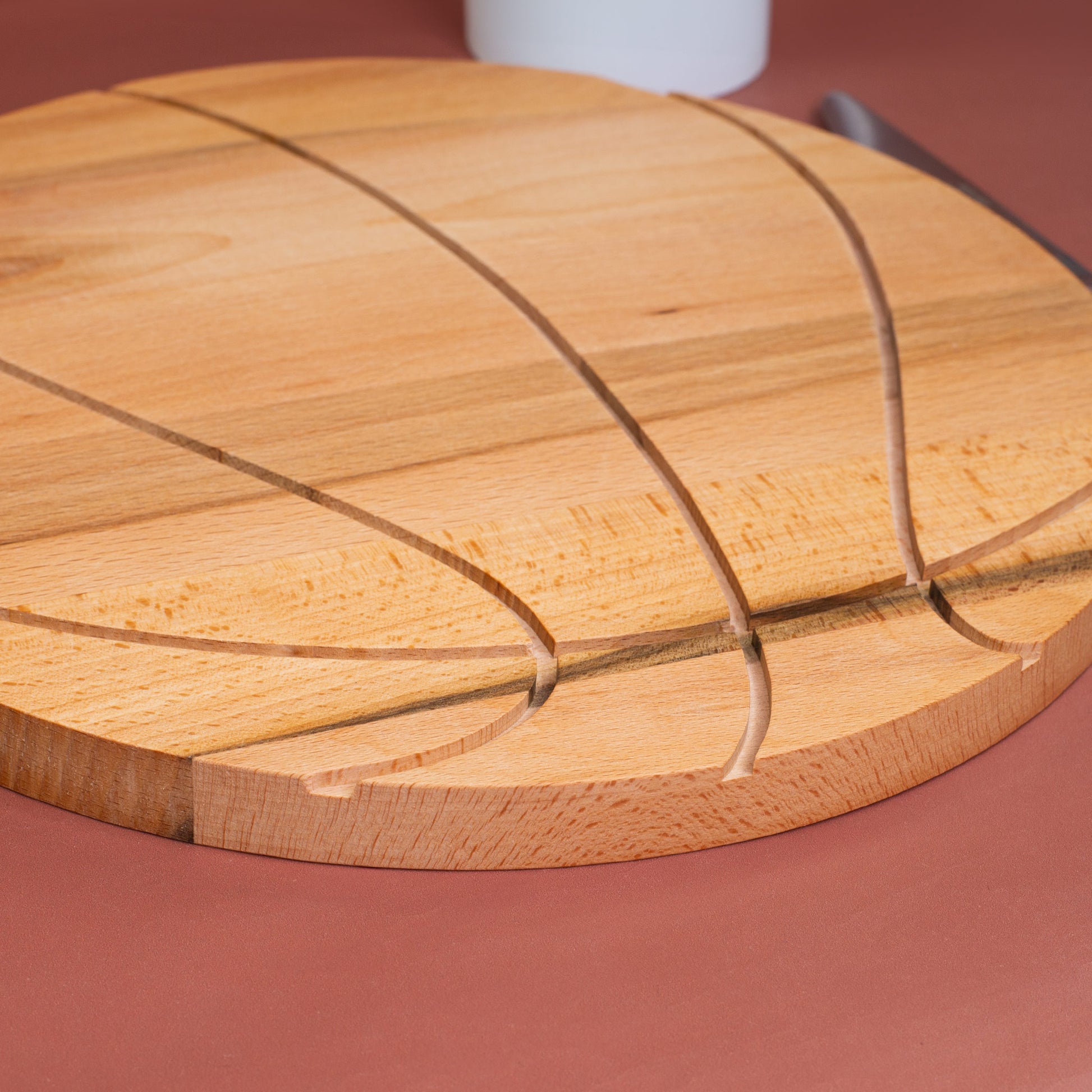 Detailaufnahme der eingefrästen Basketballlinien im Holzbrett