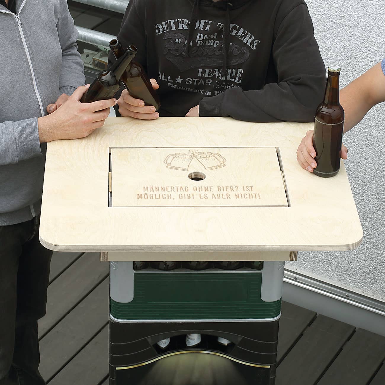 Tischaufsatz graviert mit Bierkrügen und Ihrem Wunschtext
