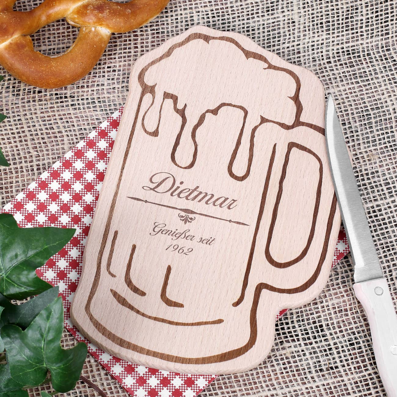 Holzbrettchen Bierkrug als Geschenk zum Vatertag