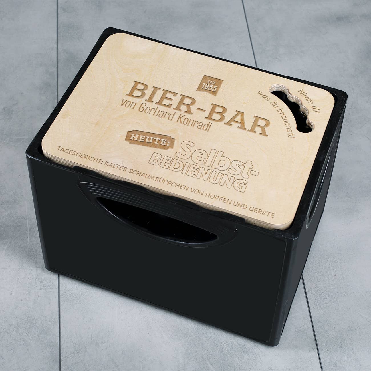 Bierkastendeckel aus Holz mit personalisierter Gravur und Holzgriff