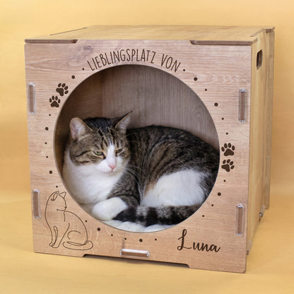 Getigerte Katze liegt im personalisierten Katzenhaus in Holzoptik mit Name Luna
