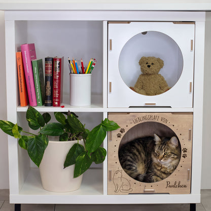 Katzenhäuser im Regal mit Pflanze, Büchern und Katze im unteren KALLAX Fach