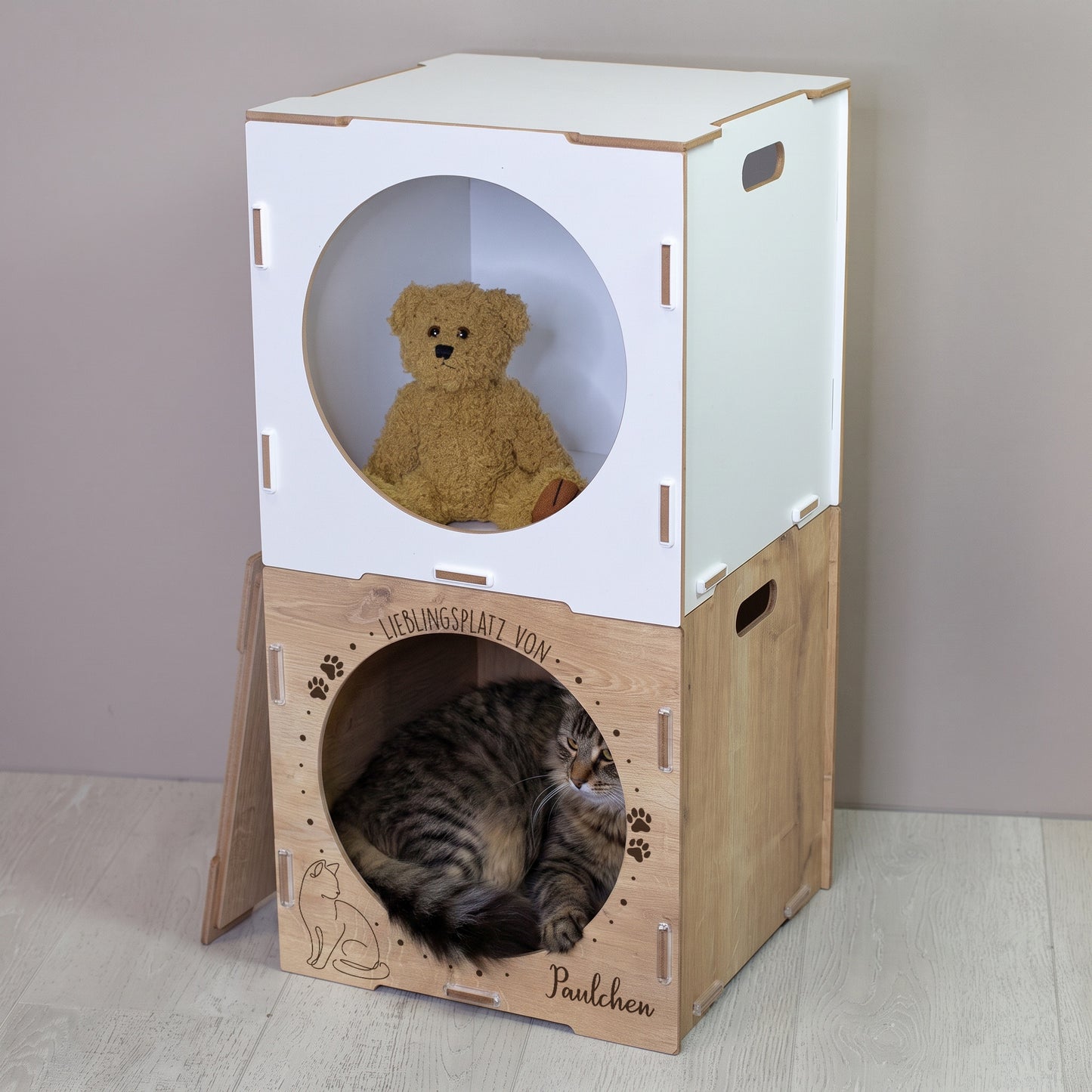 Gestapelte Katzenhäuser in Weiß und Holzoptik mit Katze und Teddy als Wohnbeispiel