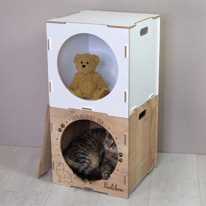 Gestapelte Katzenhäuser in Weiß und Holzoptik mit Katze und Teddy als Wohnbeispiel