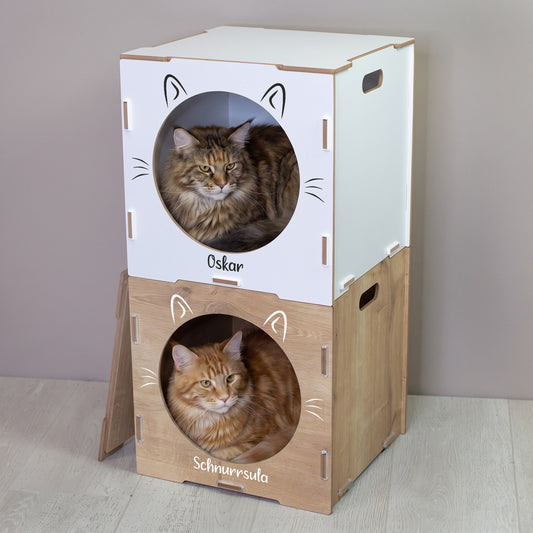 Zwei gestapelte Katzenhäuser in Weiß und Holzoptik mit Katzen und personalisierten Namen