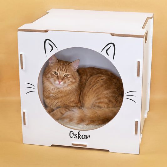 Weißes personalisiertes Katzenhaus mit Katzenohren, Schnurrhaaren und Name Oskar