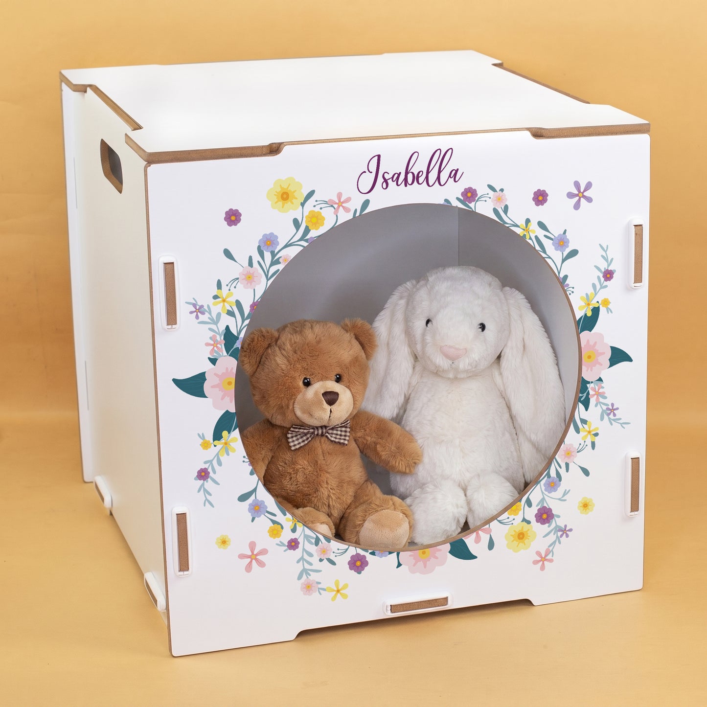 Weißer Regaleinsatz mit floralem Aufdruck, Name Isabella und Kuscheltieren im Inneren