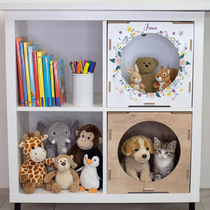 KALLAX Regal mit personalisierten Aufbewahrungsboxen, Blumenmotiv und dekorativer Nutzung im Kinderzimmer