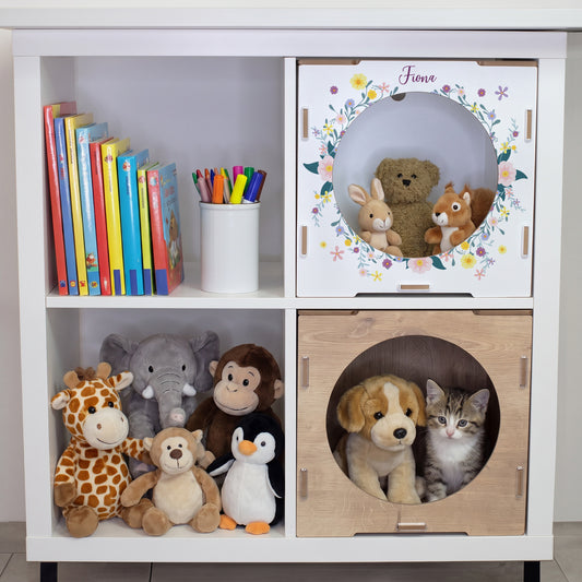 KALLAX Regal mit personalisierten Aufbewahrungsboxen, Blumenmotiv und dekorativer Nutzung im Kinderzimmer