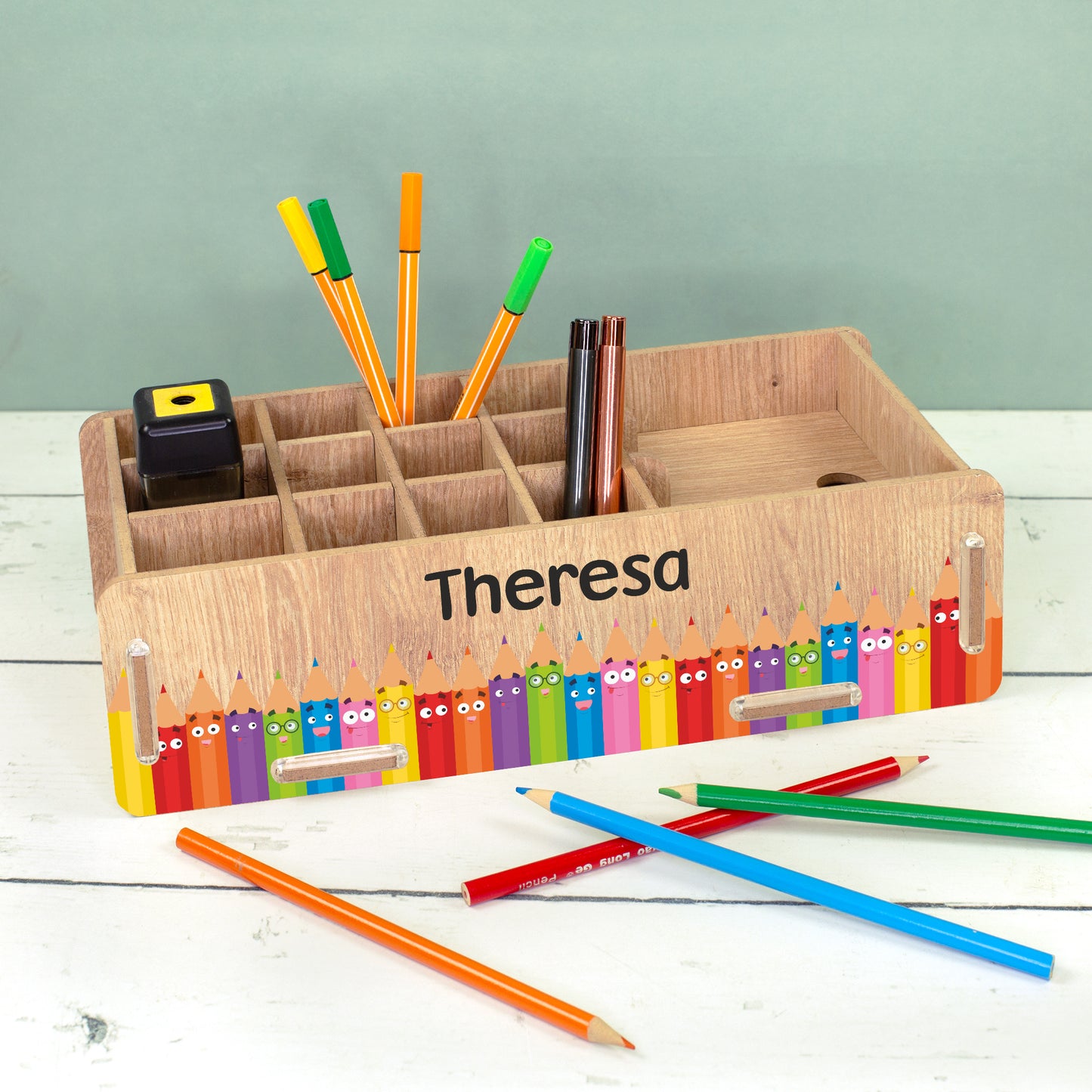 Stiftebox in Holzoptik mit Name Theresa als Schreibtisch-Organizer für Kinder