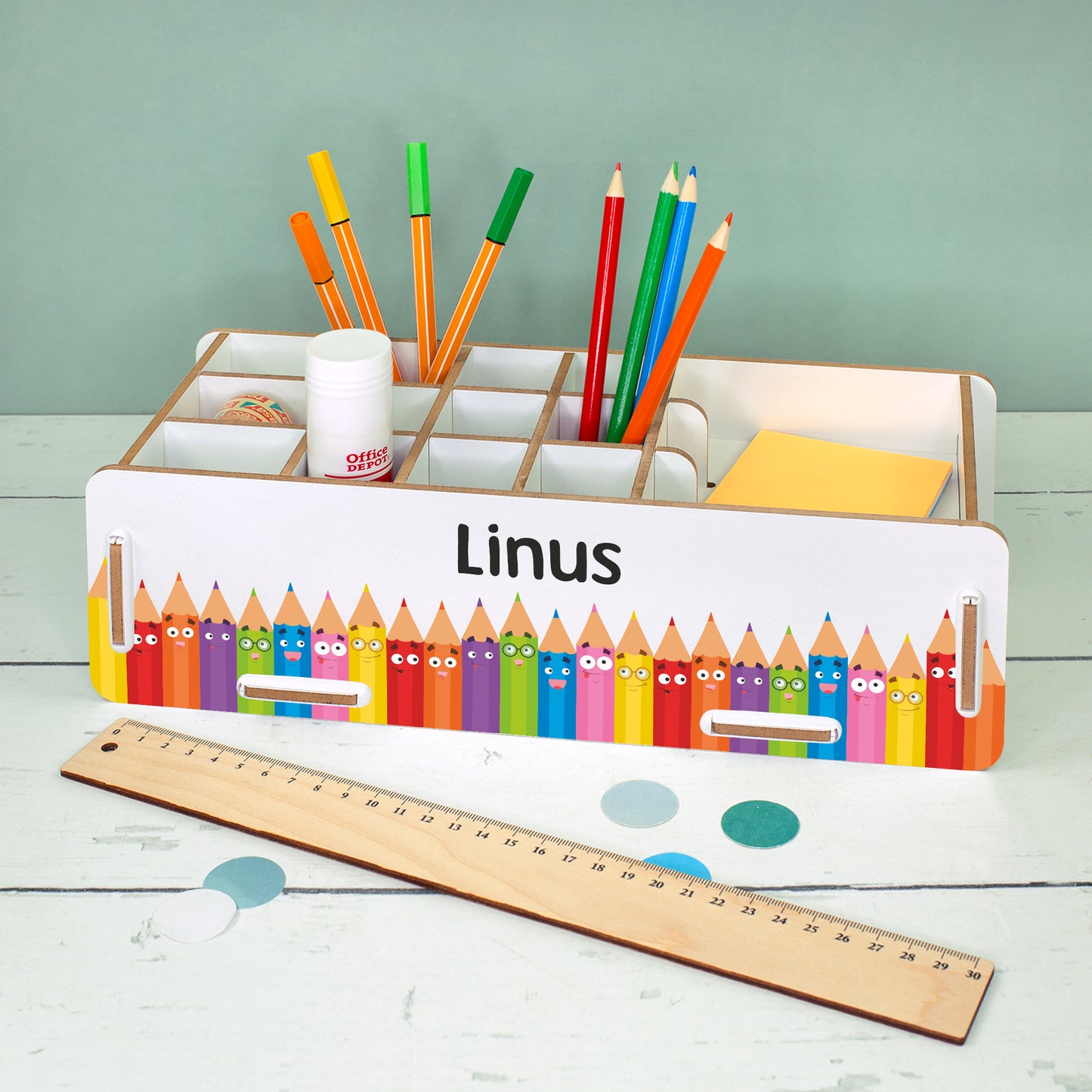Personalisierte weiße Stiftebox mit Name Linus und buntem Buntstifte-Design auf dem Kinderschreibtisch