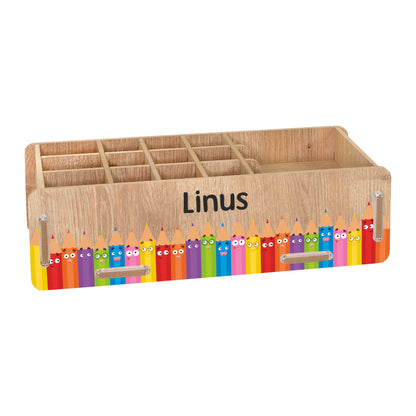 Personalisierte Stiftebox in Holzoptik mit Name Linus und fröhlichen bunten Stiften freigestellt