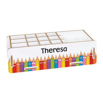 Weiße personalisierte Stiftebox mit Name Theresa und buntem Buntstifte-Motiv freigestellt
