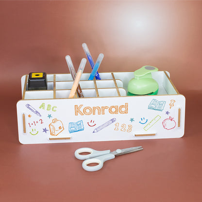 Personalisierte weiße Stiftebox mit Name Konrad und buntem Schuldesign, gefüllt mit Stiften und Schreibtischzubehör