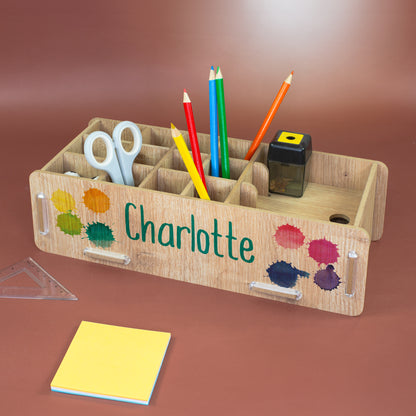 Stiftebox in Holzoptik mit Name Charlotte, gefüllt mit Stiften, Schere und Anspitzer