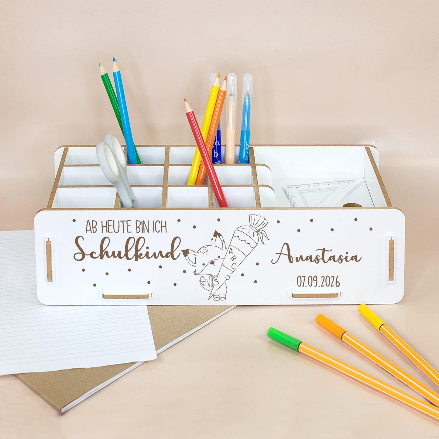 Weiße Stiftebox zur Einschulung mit Name Anastasia, Datum und Schulkind-Motiv