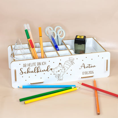 Weiße personalisierte Stiftebox mit Name Anton, Datum, Fuchs und Schultüte