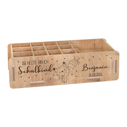Stiftebox in Holzoptik mit Schulkind-Motiv, Name Benjamin und Einschulungsdatum freigestellt