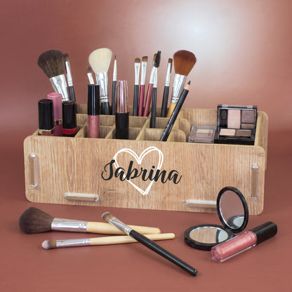 Make-up Organizer in Eiche-Optik mit personalisiertem Namen Sabrina und Herzmotiv, gefüllt mit Pinseln und Kosmetik