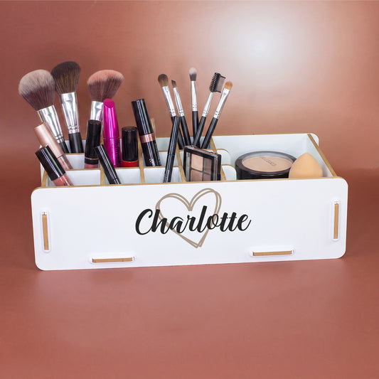 Weißer Make-up Organizer mit Name Charlotte und Herzmotiv, gefüllt mit Make-up-Pinseln, Lippenstiften und Kosmetik