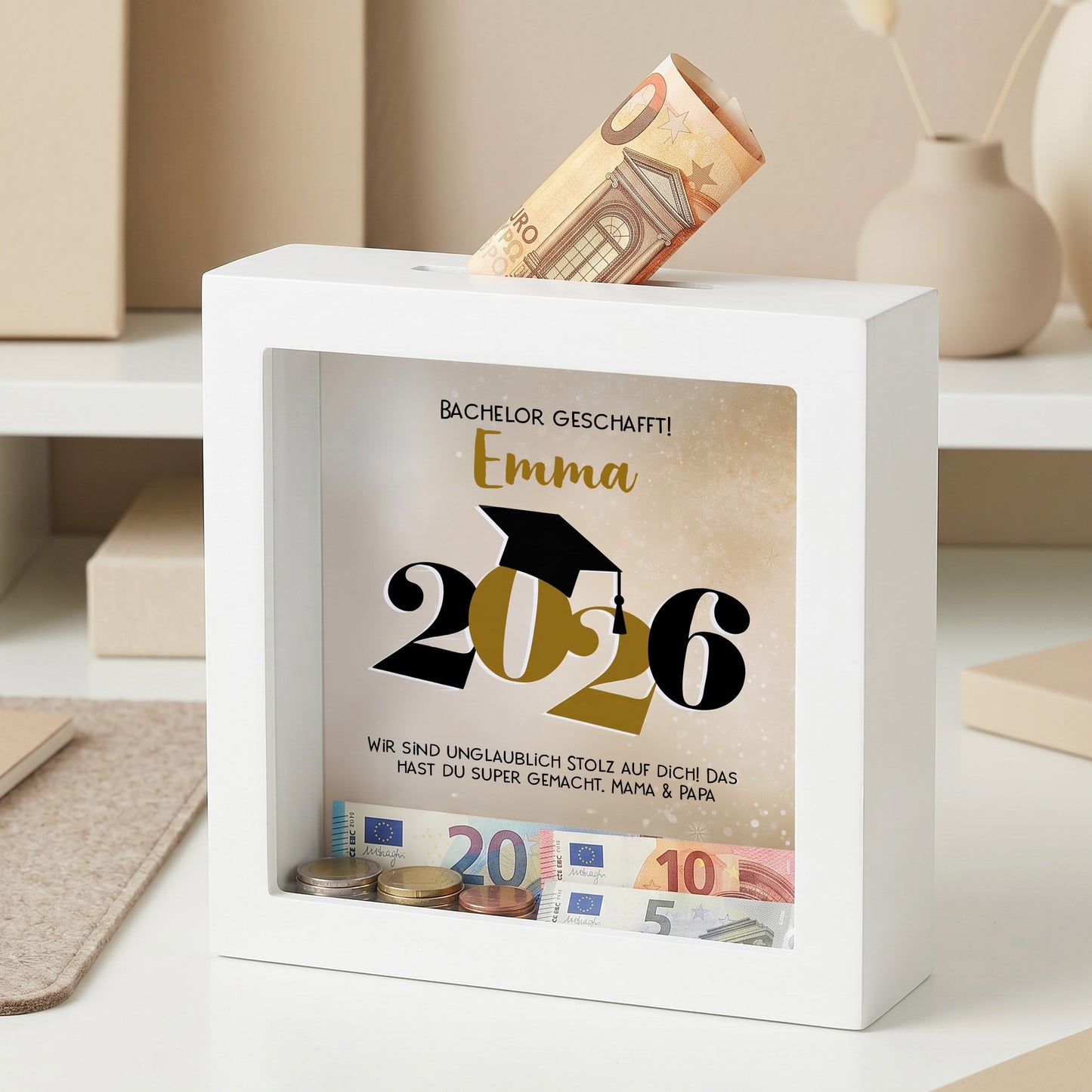Personalisierte Spardose zum Bachelor 2026 mit Name Emma, Wunschtext und eingestecktem Geldschein
