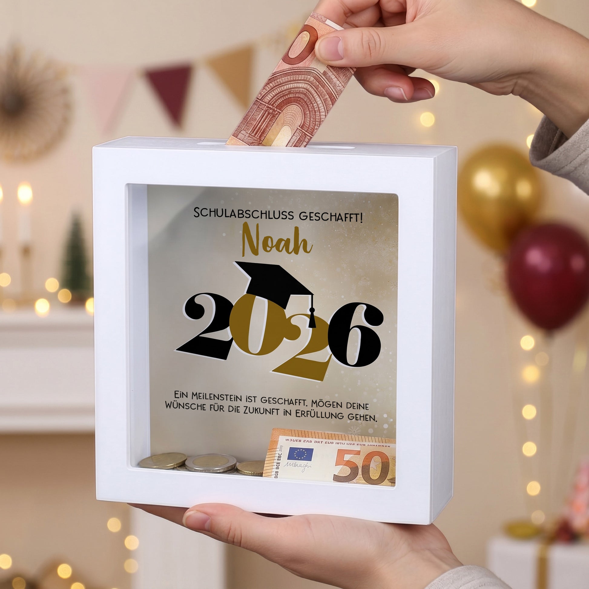 Personalisierte Spardose Schulabschluss 2026 mit Name Noah, Wunschtext und Geldschein beim Einwerfen