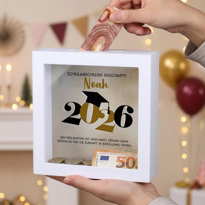 Personalisierte Spardose Schulabschluss 2026 mit Name Noah, Wunschtext und Geldschein beim Einwerfen