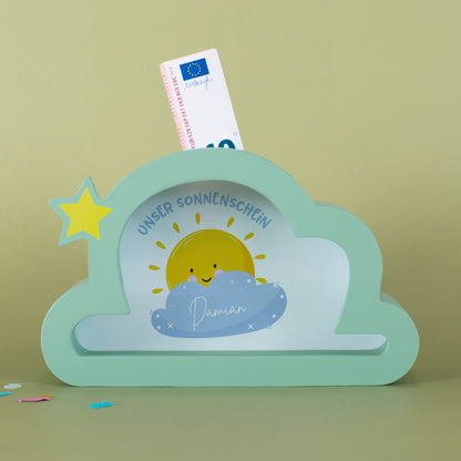 Spardose Wolke mit Sonnenschein-Motiv, personalisierbar mit Name, Vorderansicht mit Geldschein