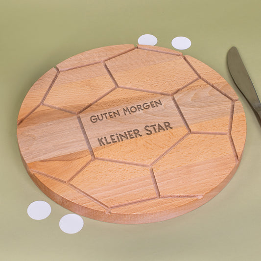 Personalisiertes Fußball-Frühstücksbrettchen aus Holz mit Gravur „GUTEN MORGEN KLEINER STAR“