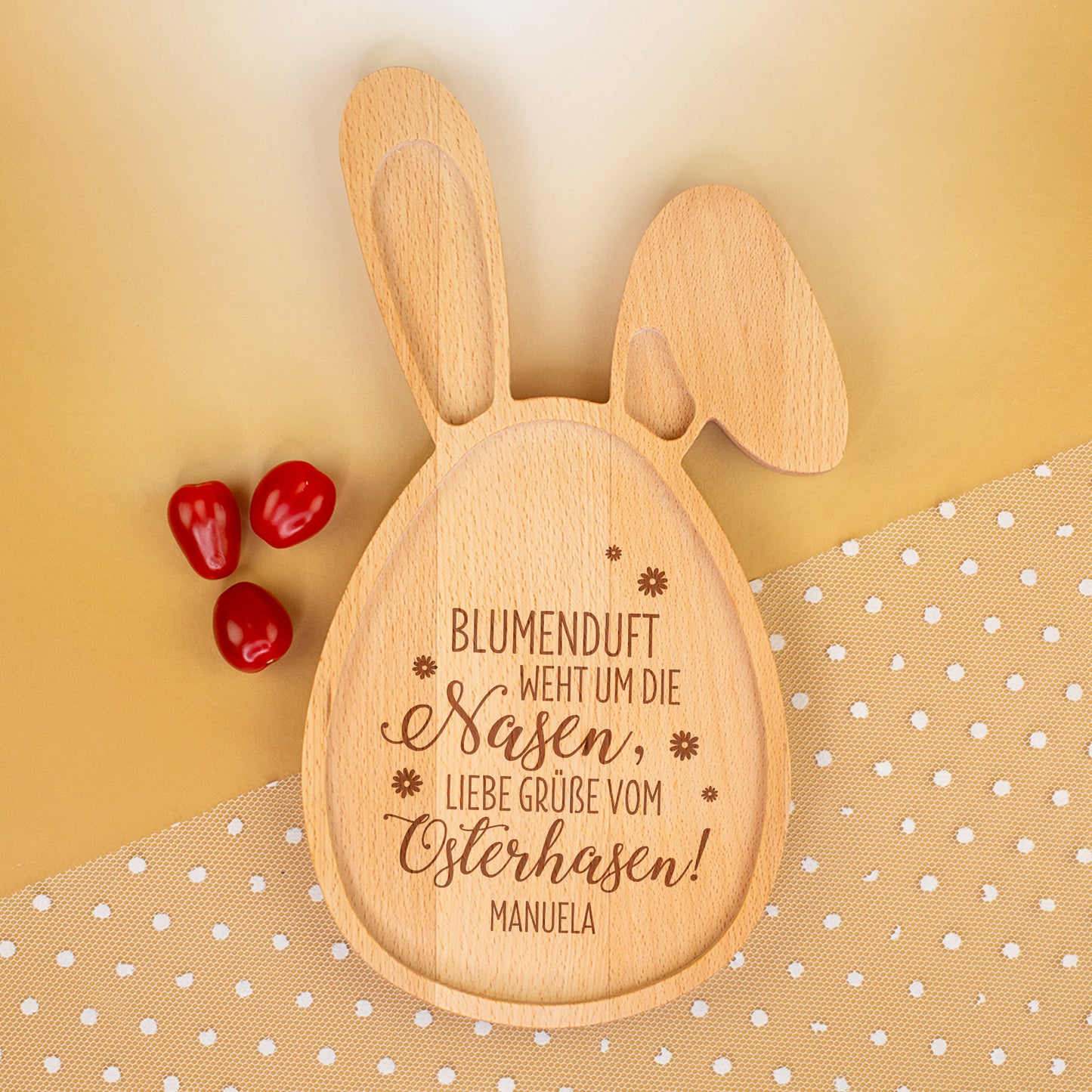 Detailaufnahme der Gravur auf Hasenbrettchen aus gedämpftem Buchenholz mit Osterspruch und individuellem Wunschtext