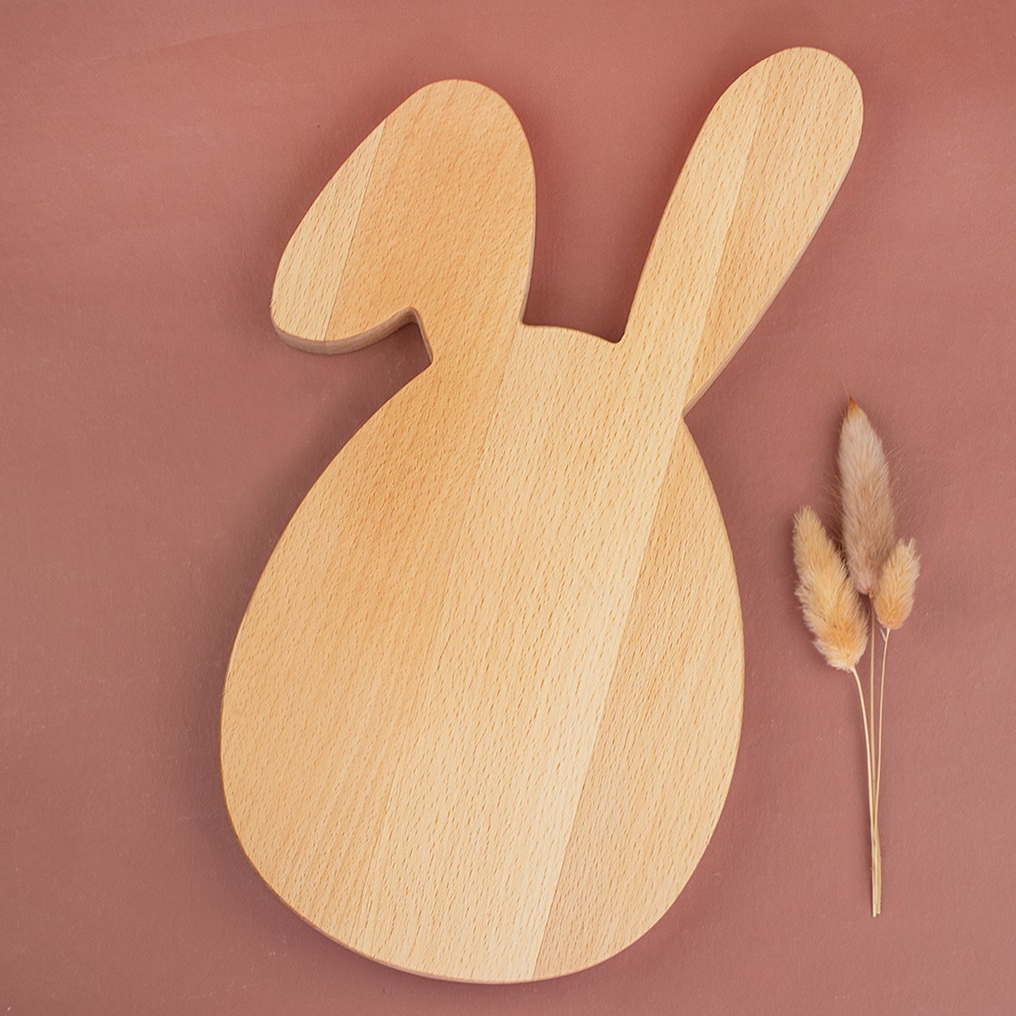 Personalisiertes Frühstücksbrett Hase aus Holz mit eingraviertem Ostergruß und Wunschtext von der Rückseite