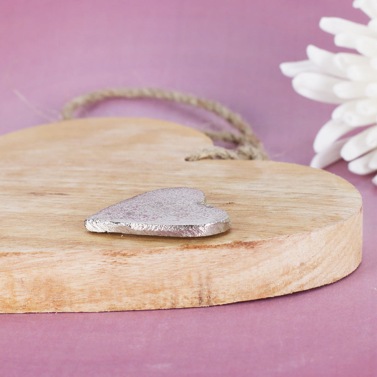 Detailansicht des Holzherzens mit silberfarbenem Metallherz und ca. 1,5 cm starker Holzausführung