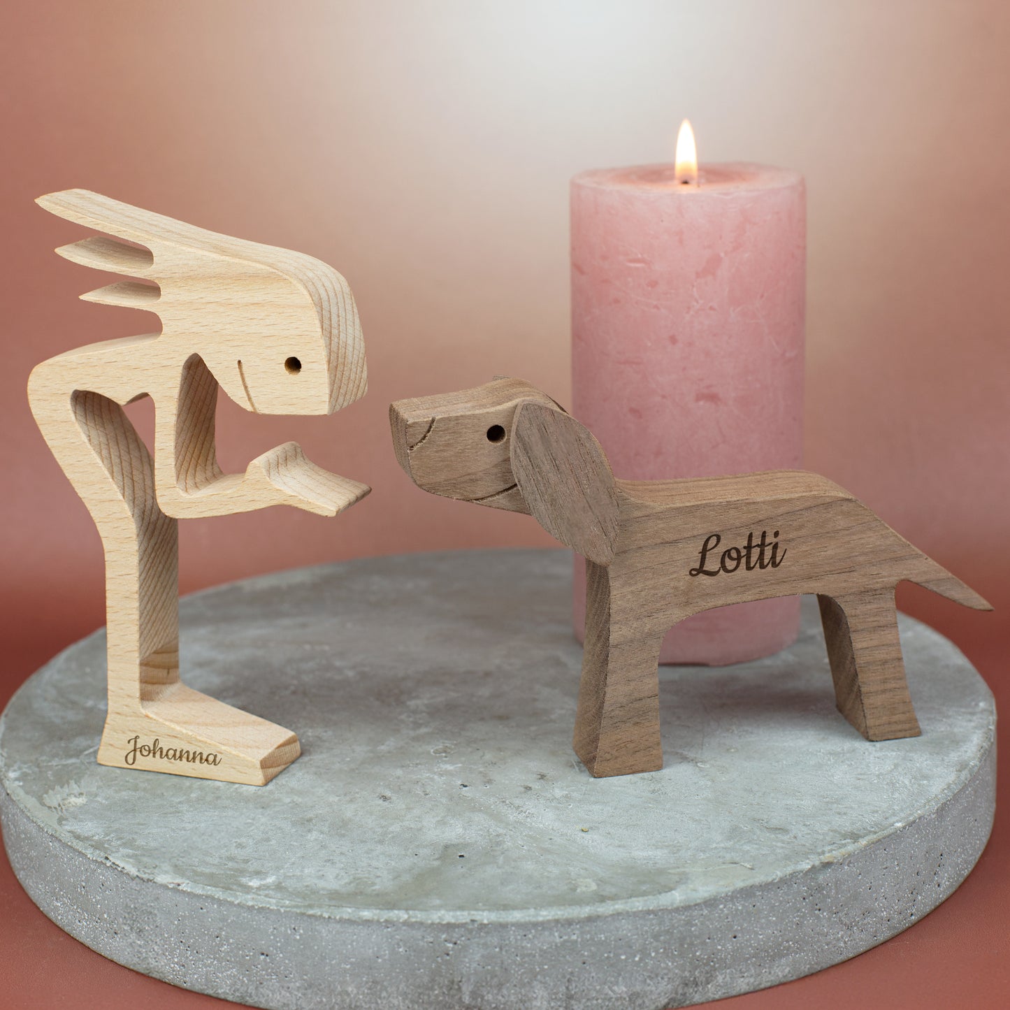 Holzskulptur Frauchen mit Hund – personalisiert mit zwei Namen, Geschenk für Hundebesitzer