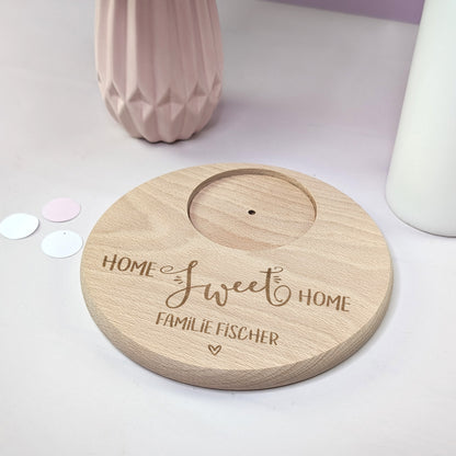 Kerzenteller „Home Sweet Home“ mit Gravur „Familie Fischer“ – arrangiert auf hellem Hintergrund mit Vase und Kerze