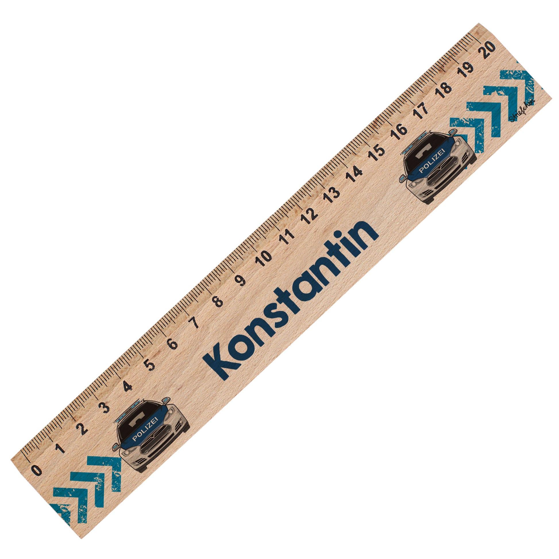 Freigestelltes Holzlineal mit Polizeiautos, blauen Pfeilen und Name Konstantin auf weißem Hintergrund
