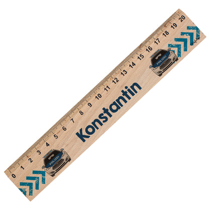 Freigestelltes Holzlineal mit Polizeiautos, blauen Pfeilen und Name Konstantin auf weißem Hintergrund