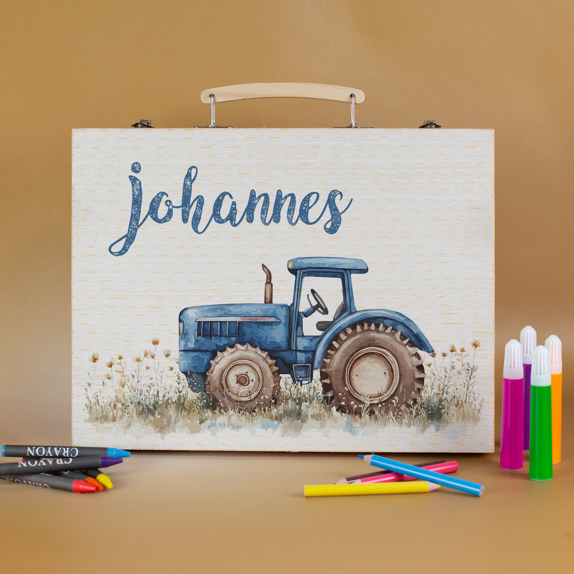 Malkoffer mit blauem Traktor und Wiesenmotiv, Namensaufdruck sichtbar