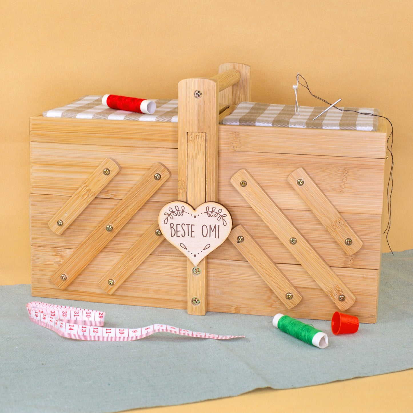 Nähkästchen aus Bambus mit Gravur Beste Omi, Maßband, Garnrollen und Nadelkissen als Geschenk für Näherinnen