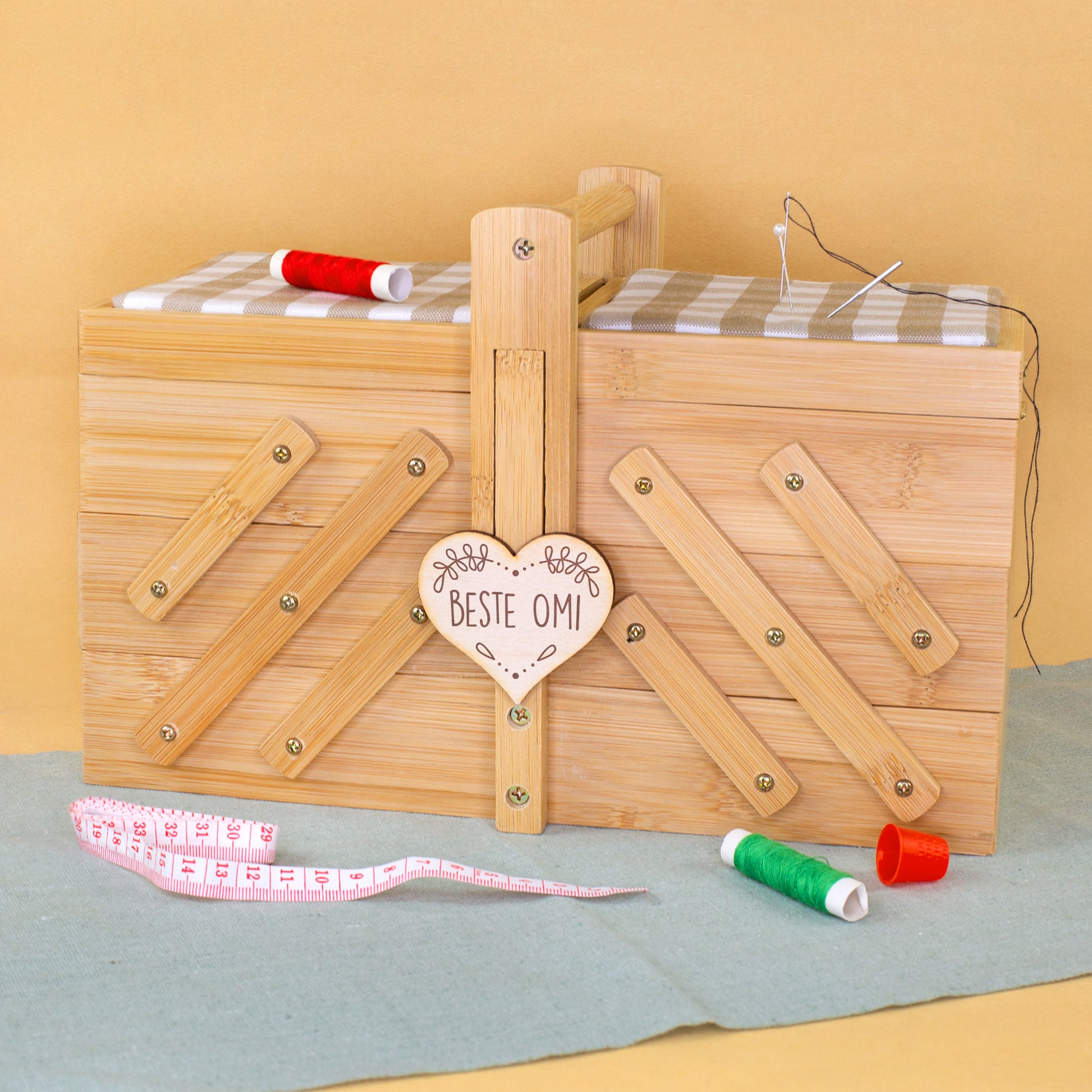 Nähkästchen aus Bambus mit Gravur Beste Omi, Maßband, Garnrollen und Nadelkissen als Geschenk für Näherinnen