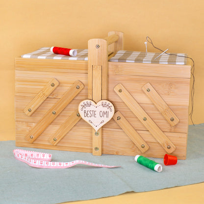 Nähkästchen aus Bambus mit Gravur Beste Omi, Maßband, Garnrollen und Nadelkissen als Geschenk für Näherinnen
