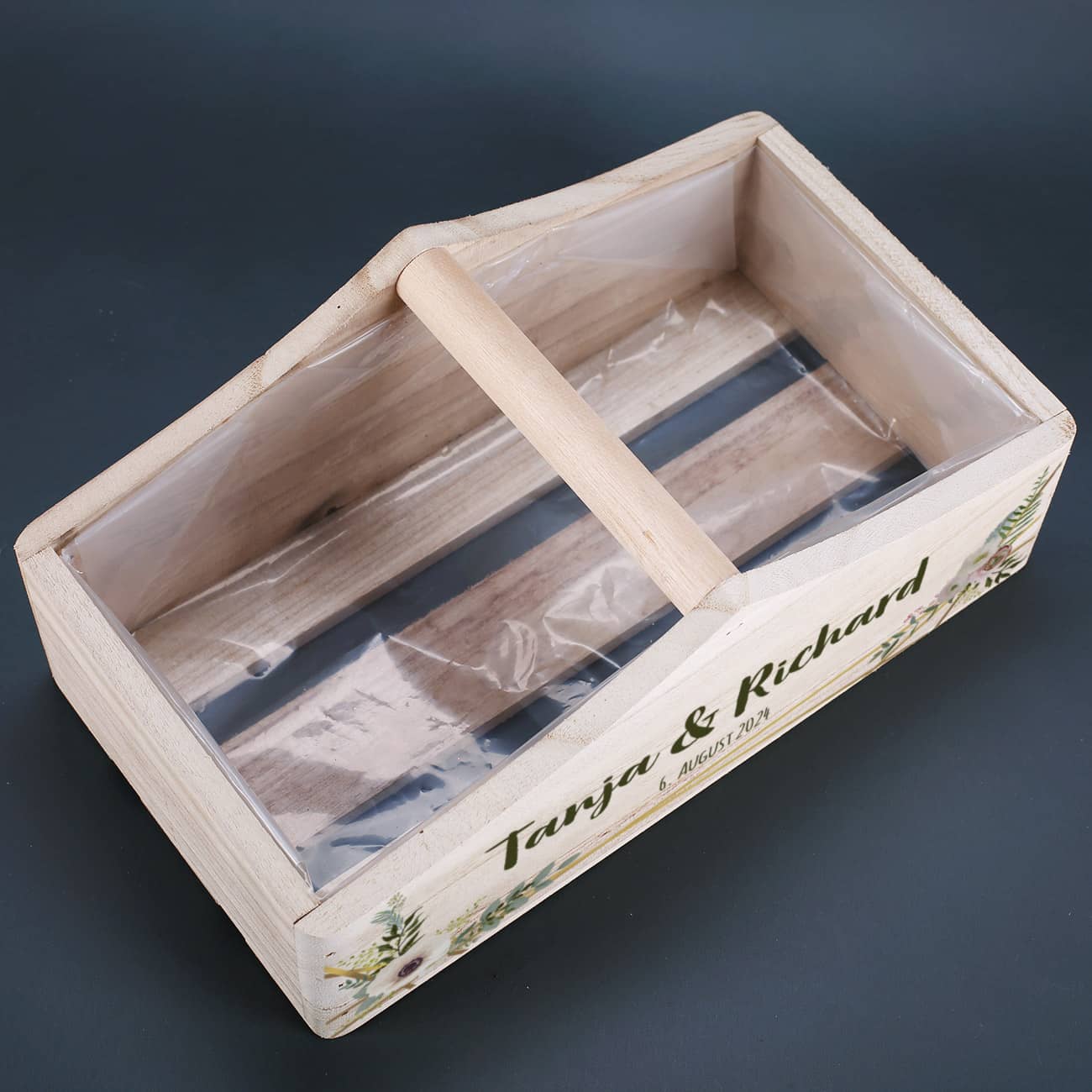 Holzkiste zur Hochzeit mit Namen, Datum & Blüten - Innenansicht