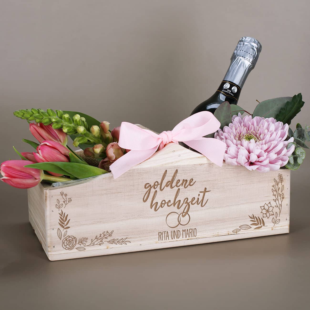Pflanzkorb aus Holz zur goldenen Hochzeit mit Wunschnamen, Ringen und edlen Blüten graviert